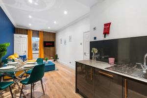 Seaside City Retreat – Modern 2-Bed