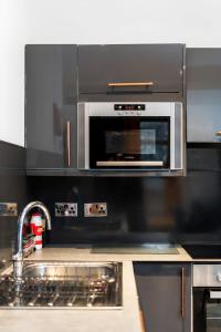 Seaside City Retreat – Modern 2-Bed