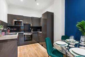 Seaside City Retreat – Modern 2-Bed