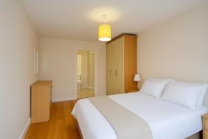 Gracepark Garden Retreat, Spacious 2BR with Balcony & Parking