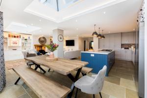 Large Modern 4 Bed Family Home - Pass the Keys