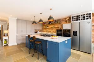 Large Modern 4 Bed Family Home - Pass the Keys