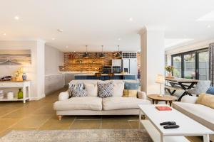 Large Modern 4 Bed Family Home - Pass the Keys