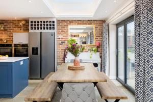 Large Modern 4 Bed Family Home - Pass the Keys