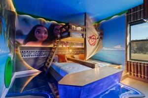 Themed 15BR Mansion - Near Parks