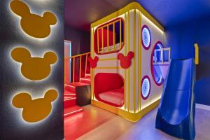 Themed 15BR Mansion - Near Parks