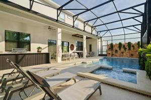 Themed 15BR Mansion - Near Parks