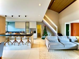 Casa Completa com Piscina Churrasqueira Wi-Fi a 300m da Praia Acomoda 10 Pessoas, 3 Quartos com Ar-Condicionado