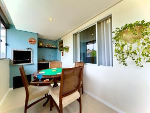 Casa Completa com Piscina Churrasqueira Wi-Fi a 300m da Praia Acomoda 10 Pessoas, 3 Quartos com Ar-Condicionado