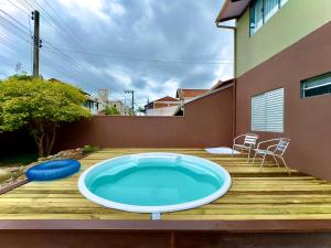 Casa Completa com Piscina Churrasqueira Wi-Fi a 300m da Praia Acomoda 10 Pessoas, 3 Quartos com Ar-Condicionado