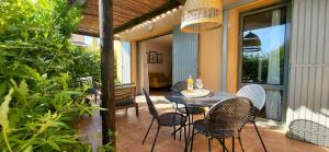 Côté Golf, bel appartement RDC avec terrasses dans Golf, piscine, tennis, à 5mn de lIsle sur la Sorgue