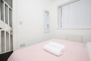 Spacious 4BR Home in Manchester with Parking & Wi-Fi