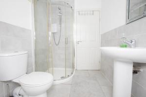 Spacious 4BR Home in Manchester with Parking & Wi-Fi