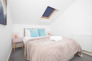 Spacious 4BR Home in Manchester with Parking & Wi-Fi