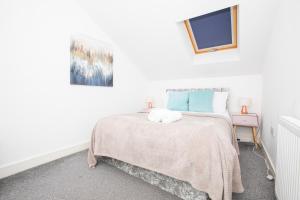 Spacious 4BR Home in Manchester with Parking & Wi-Fi