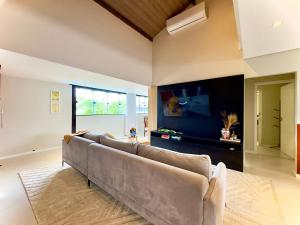 Casa Completa com Piscina Churrasqueira Wi-Fi a 300m da Praia Acomoda 10 Pessoas, 3 Quartos com Ar-Condicionado