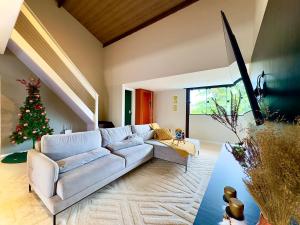 Casa Completa com Piscina Churrasqueira Wi-Fi a 300m da Praia Acomoda 10 Pessoas, 3 Quartos com Ar-Condicionado