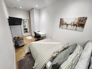 Deluxe Double Room with Private Bathroom and Garden