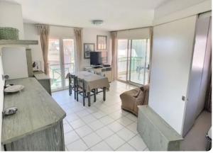 T2 Port Frejus proximite de la plage Grand Garage Prive