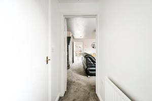 Modern London Home - 3 BED, Sleeps 7, Parking & Games
