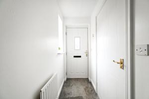 Modern London Home - 3 BED, Sleeps 7, Parking & Games