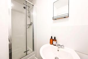 Modern London Home - 3 BED, Sleeps 7, Parking & Games