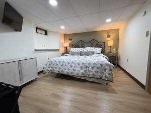 Pet Friendly 2BR • King+Queen • Full Kitchen