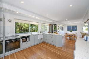 Noosa Escape 2BR Ocean Views, Walk to Beach