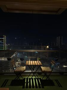 City Lights Heaven with Jacuzzi & Cozy Lounge