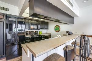 Mtn-View Condo with Pool Access in Palm Springs!