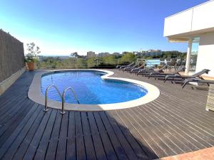 Villa Med A 2 kilometros andando de la playa, del puerto de Aguadoç y a 4 del centro de Sitges Muy Soleada todo el dia Capacidad superior a 16 personas NO REQUIERE COCHE