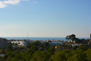 Villa Med A 2 kilometros andando de la playa, del puerto de Aguadoç y a 4 del centro de Sitges Muy Soleada todo el dia Capacidad superior a 16 personas NO REQUIERE COCHE