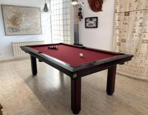 Villa Med A 2 kilometros andando de la playa, del puerto de Aguadoç y a 4 del centro de Sitges Muy Soleada todo el dia Capacidad superior a 16 personas NO REQUIERE COCHE