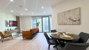 Stylish Chelsea 2BDR - next to Shopping Mall, Winter Village, Family Friendly