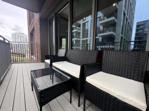 Stylish Chelsea 2BDR - next to Shopping Mall, Winter Village, Family Friendly