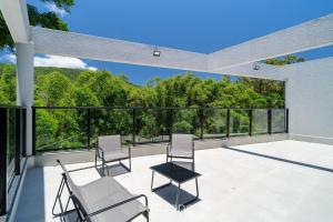 Estúdio premium com varanda e sol da manhã SGR0217