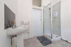 Fortified 6 bedroom House - Lewisham