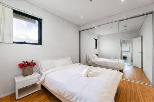 harbour bridge view free parking 2 Bds in Burwood12