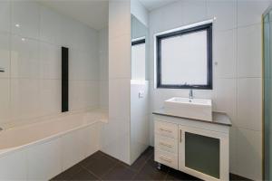 harbour bridge view free parking 2 Bds in Burwood