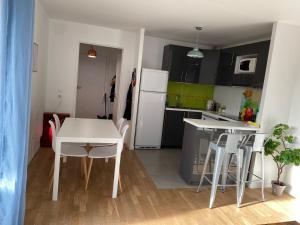 Terrace Apartment with Free Parking, Metro Malakoff, Near Paris