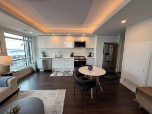 Waterfront 1 BR corner unit - 6 appliances & gym