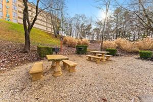 Cozy Condo with Pools Sauna Golf & Seasonal Hot Tub