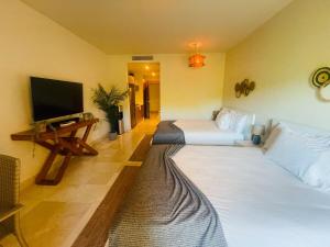 Modern 2 Queen Beds Apartment with Garden View