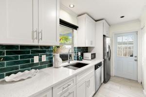 Welcome to Bolero Oasis - In the heart if Naples - Close to Beaches and Restaurants