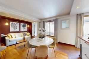 Avenue Montaigne - Prime Location