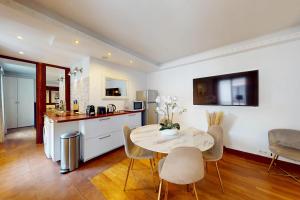 Avenue Montaigne - Prime Location