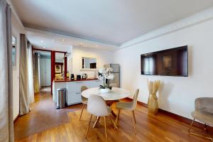 Avenue Montaigne - Prime Location