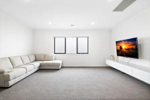 Spacious 5-Bed Home in Peaceful Point Cook