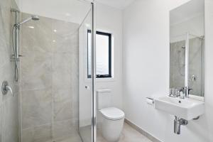 Spacious 5-Bed Home in Peaceful Point Cook