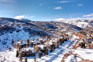 KBM Resorts In the Prospector neighborhood on city-free bus system Spacious Private Hot Tub CCT-2180